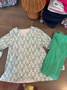 Serendipity by shrimp and grits -Floral  Print Top & Green Leggings 9/10